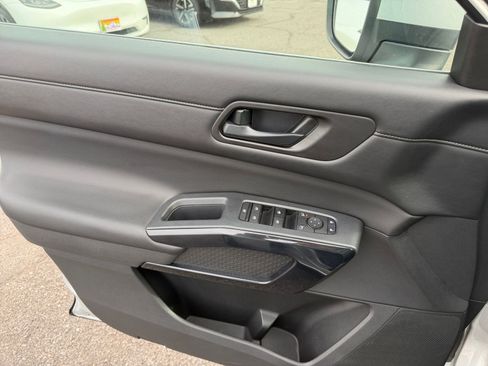 Used 2025 Nissan Pathfinder SV image 18