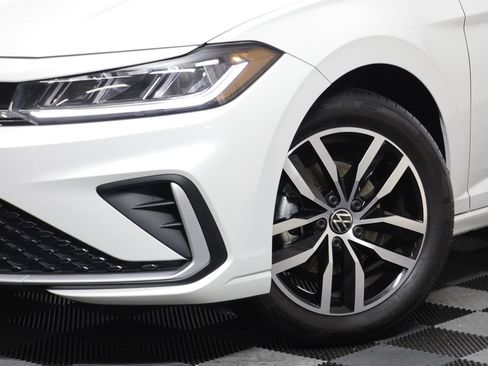 Used 2025 Volkswagen Jetta SE w/ Sunroof Package FWD image 3