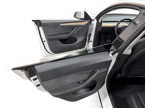 Certified 2023 Tesla Model Y AWD image 10