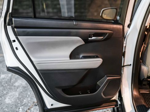 Certified 2023 Toyota Highlander XLE image 20