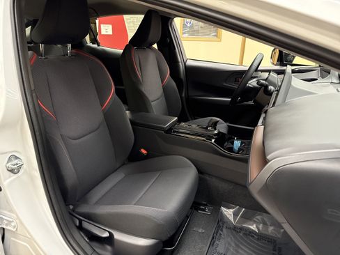 Used 2025 Toyota Prius SE image 32