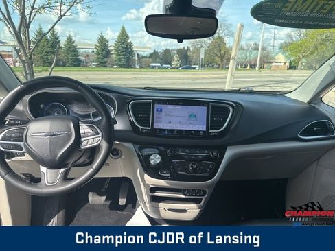 Used 2023 Chrysler Pacifica Touring-L FWD image 20