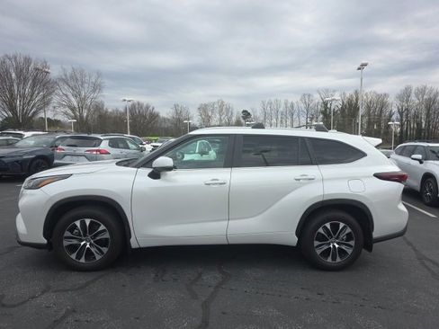 Used 2025 Toyota Highlander LE image 24