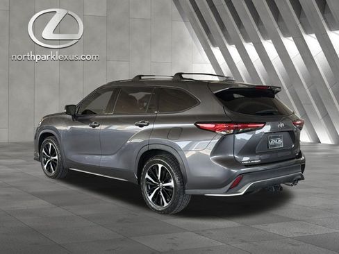 Used 2022 Toyota Highlander XSE FWD image 2