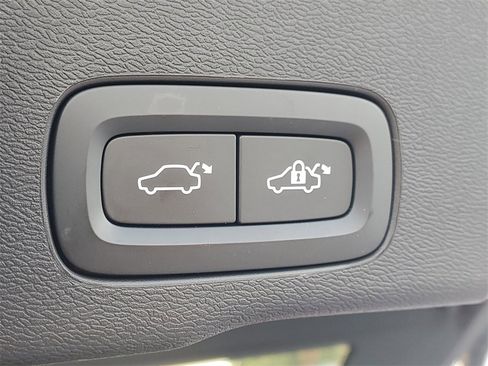 Used 2020 Volvo XC60 T5 Momentum w/ Protection Package Premier image 9