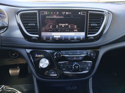 Used 2025 Chrysler Pacifica Limited image 19