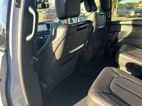 New 2026 Chrysler Pacifica Select image 43