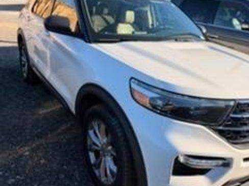 Used 2020 Ford Explorer XLT w/ Equipment Group 202A image 9