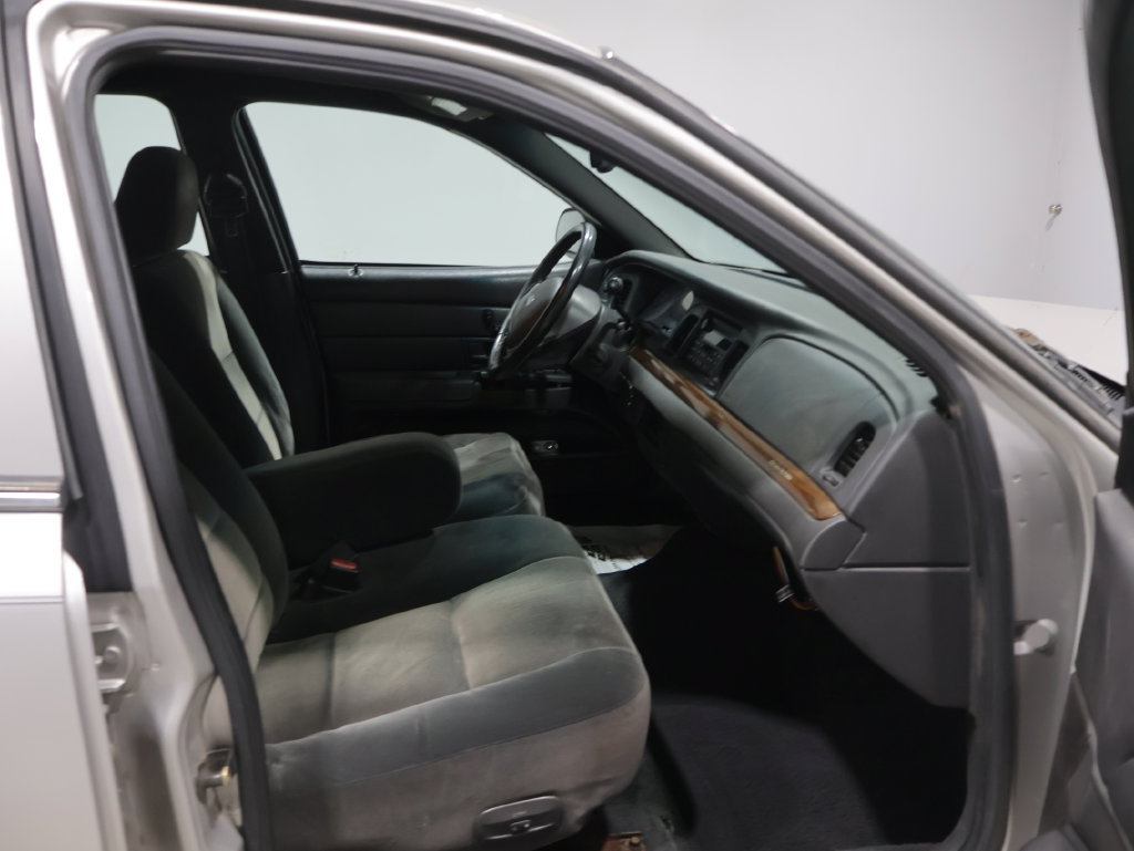 Used 2004 Ford Crown Victoria LX RWD image 9