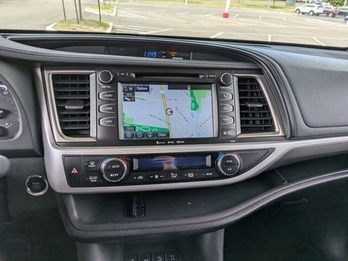 Used 2019 Toyota Highlander SE w/ Nightshade Edition AWD/4WD image 12