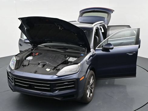 Certified 2024 Porsche Cayenne AWD/4WD image 17