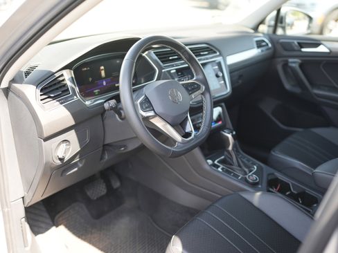 Used 2024 Volkswagen Tiguan SE image 12