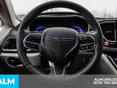 Used 2023 Chrysler Pacifica Touring-L image 27