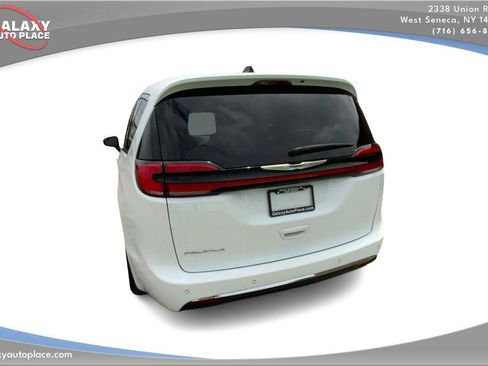 Used 2024 Chrysler Pacifica Touring-L FWD image 7