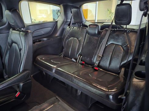 Used 2025 Chrysler Pacifica Select image 36