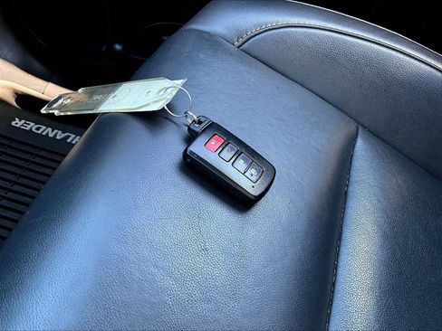 Used 2019 Toyota Highlander XLE AWD/4WD image 36