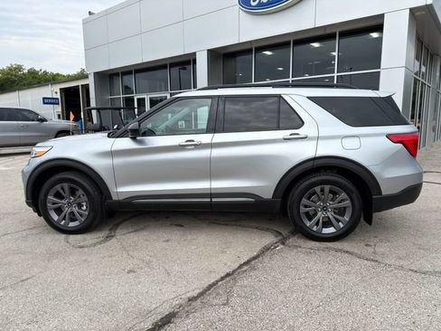 Used 2023 Ford Explorer XLT w/ Equipment Group 202A AWD/4WD image 4