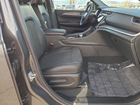 New 2025 Jeep Grand Cherokee Altitude image 22