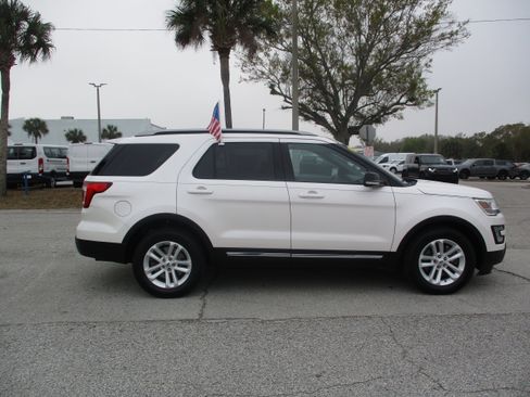 Used 2017 Ford Explorer XLT w/ Equipment Group 202A image 8