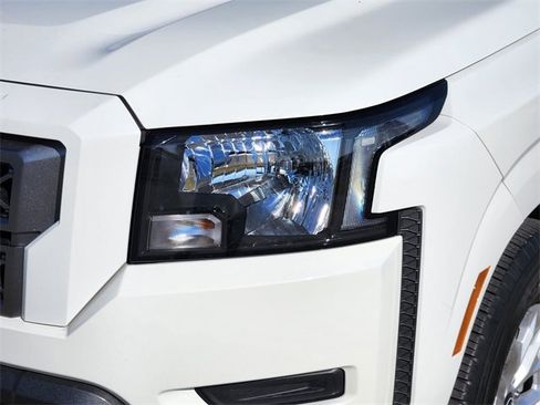 Used 2024 Nissan Frontier SV image 9