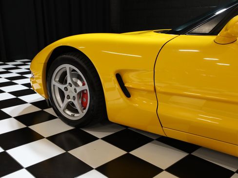 Used 2000 Chevrolet Corvette Coupe w/ Memory Pkg RWD image 38