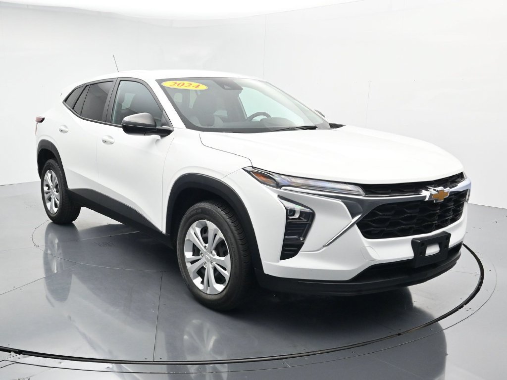 Used 2024 Chevrolet Trax LS FWD image 2