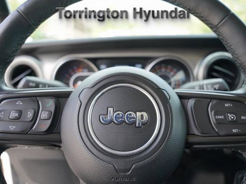 Used 2021 Jeep Gladiator Willys image 18