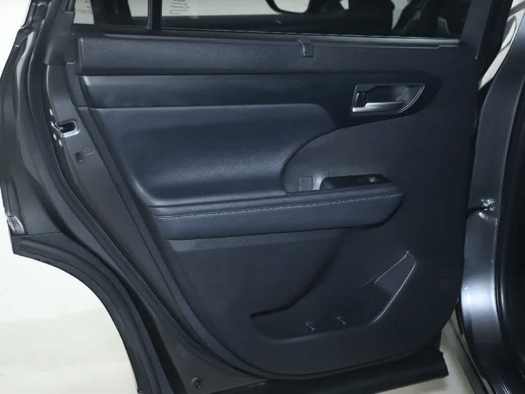 Used 2023 Toyota Highlander XLE FWD image 13