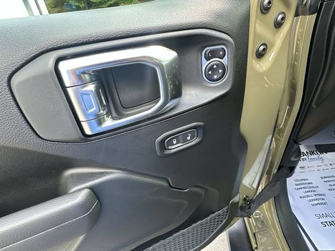 Used 2025 Jeep Gladiator Mojave AWD/4WD image 19