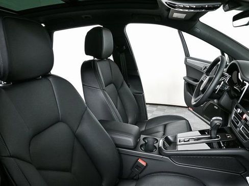 Certified 2025 Porsche Macan image 22