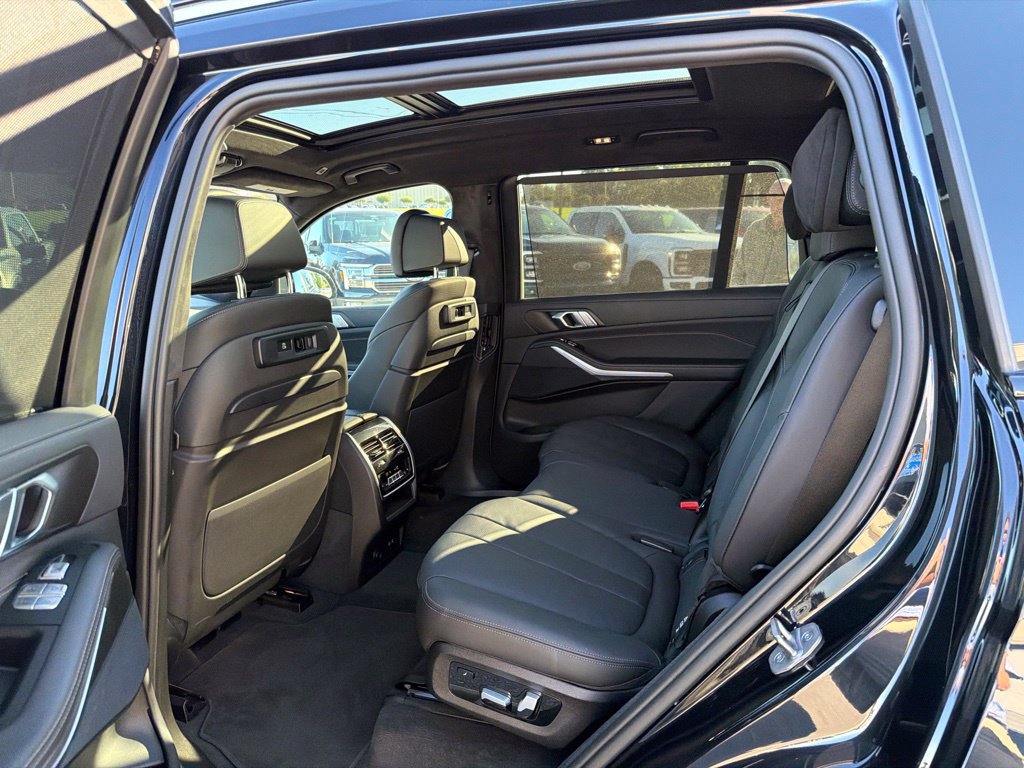 Used 2022 BMW X7 xDrive40i w/ M Sport Package AWD/4WD image 14