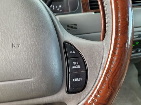 Used 2001 Lincoln Town Car Executive image 11