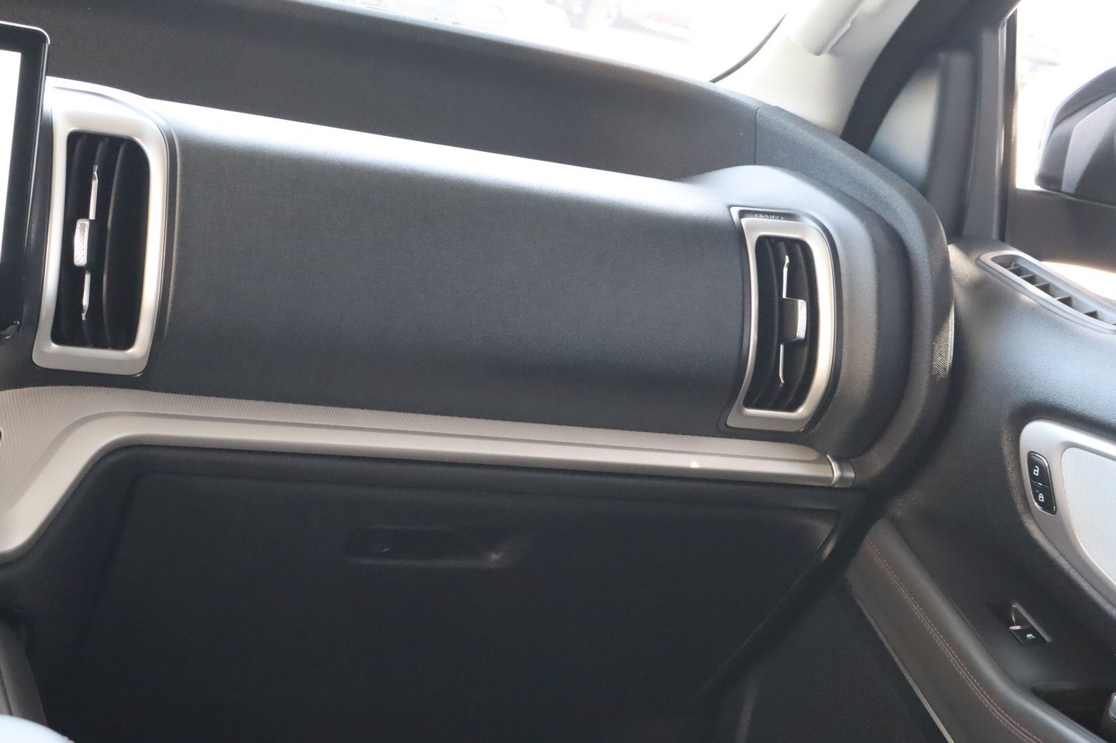 Used 2025 Ford Expedition Active RWD image 32