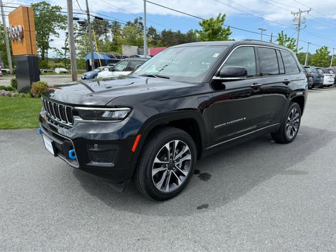 Used 2023 Jeep Grand Cherokee Overland w/ Luxury Tech Group IV AWD/4WD image 3