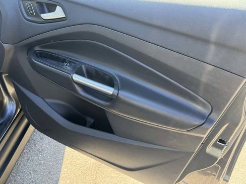 Used 2017 Ford C-MAX Energi Titanium image 9