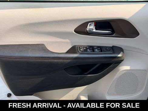 Used 2019 Chrysler Pacifica Touring Plus w/ Advanced Safetytec Group FWD image 10