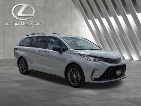 Used 2026 Toyota Sienna XSE FWD image 5