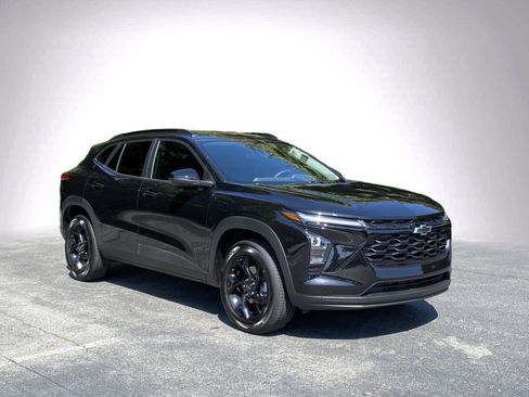 Used 2026 Chevrolet Trax LT w/ Midnight Edition FWD image 2