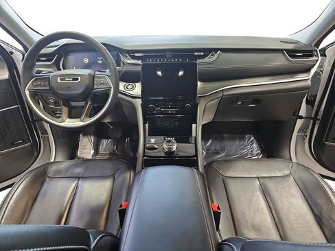 Used 2023 Jeep Grand Cherokee Limited w/ Black Appearance Package image 9