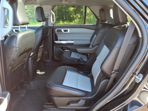 Used 2022 Ford Explorer XLT w/ Equipment Group 202A AWD/4WD image 12