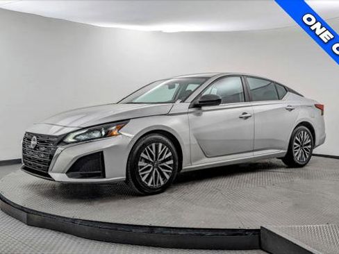 Used 2024 Nissan Altima 2.5 SV image 2