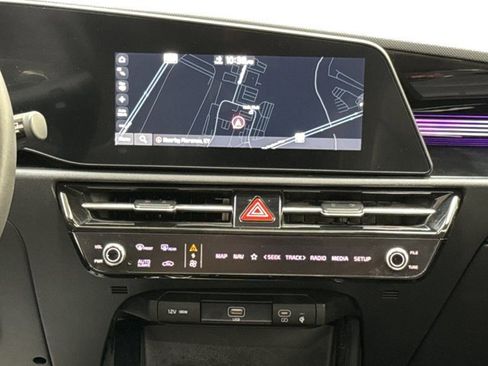 Used 2023 Kia Niro SX image 25