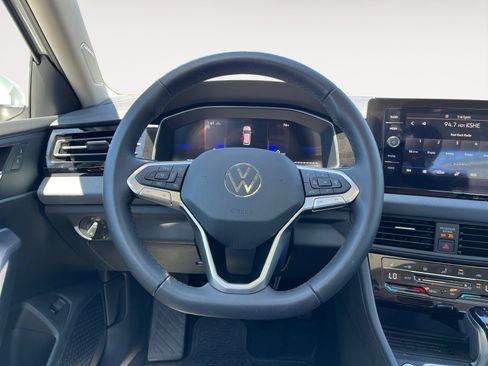 Used 2025 Volkswagen Jetta SE w/ Sunroof Package FWD image 12