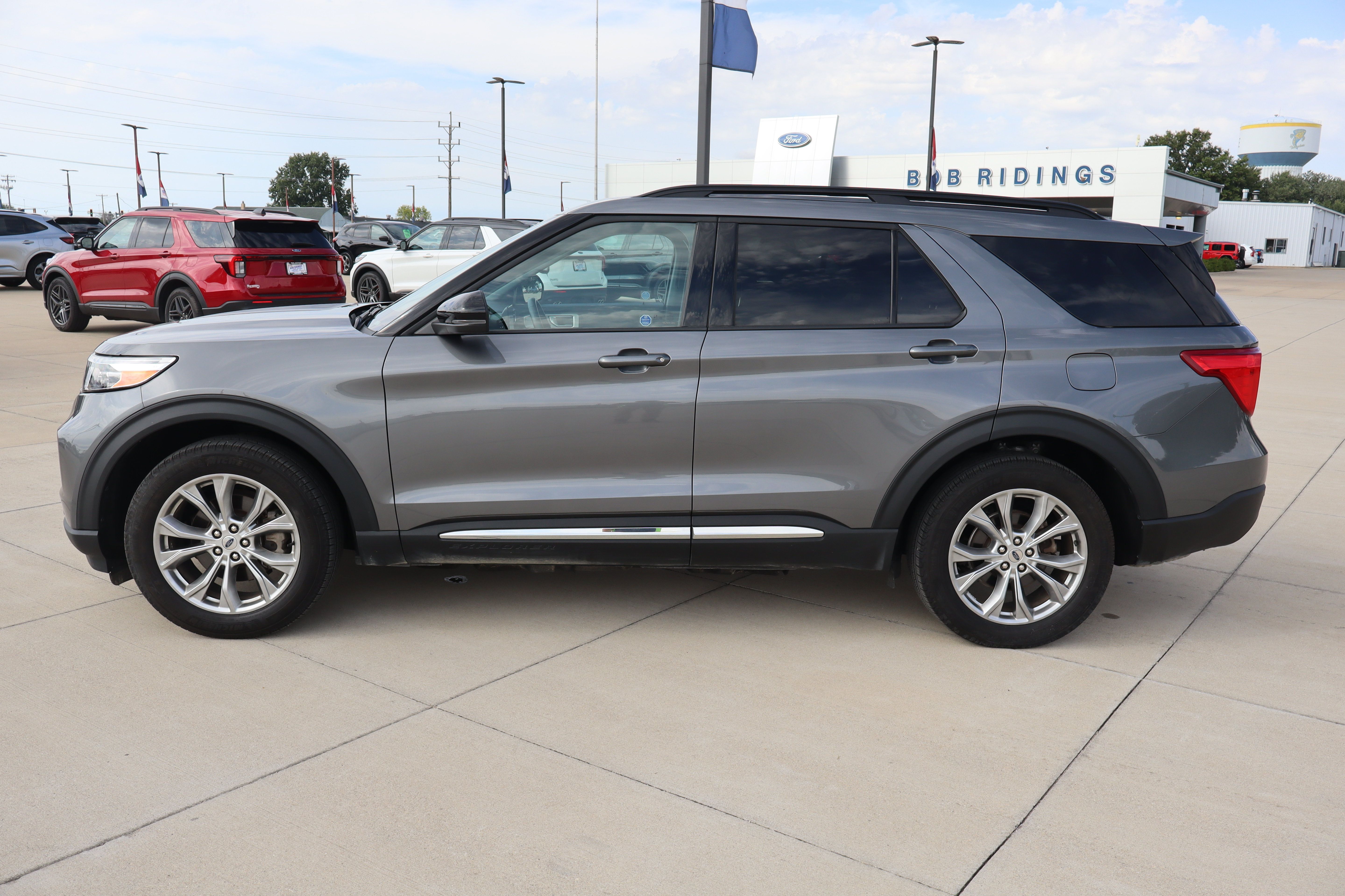 Used 2024 Ford Explorer XLT w/ Equipment Group 202A AWD/4WD image 8