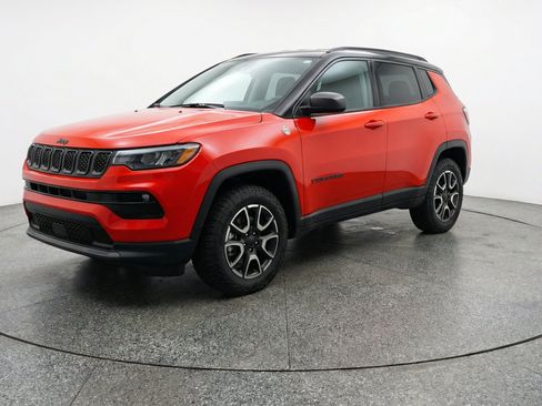 Used 2025 Jeep Compass Trailhawk AWD/4WD image 3