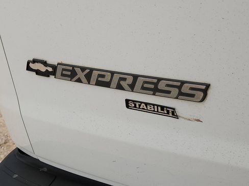 Used 2012 Chevrolet Express 2500 image 9
