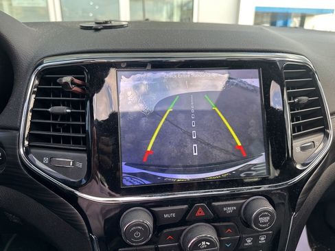 Used 2019 Jeep Grand Cherokee Altitude AWD/4WD image 10