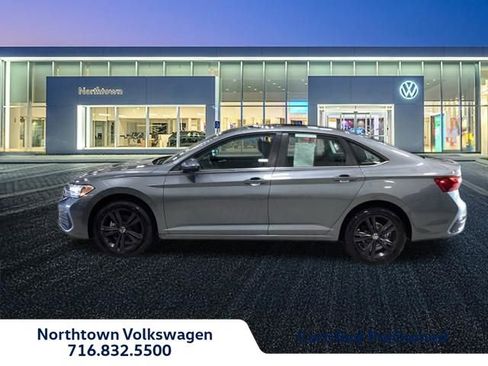 Used 2023 Volkswagen Jetta SE w/ Panoramic Sunroof Package FWD image 2