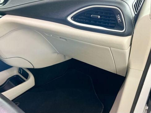 Used 2023 Chrysler Pacifica Touring-L FWD image 34
