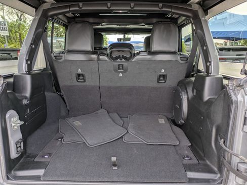 Used 2023 Jeep Wrangler Unlimited Sahara image 29